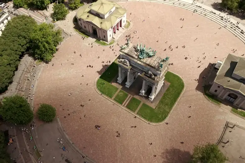 Arco della Pace a Milano, foto aerea con drone di Cover Page Agency