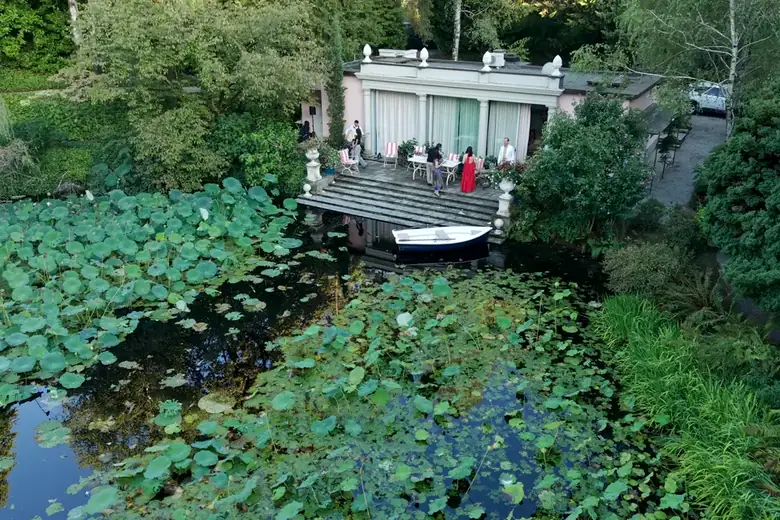 Villa sul lago di fiori di loto, foto aerea con drone