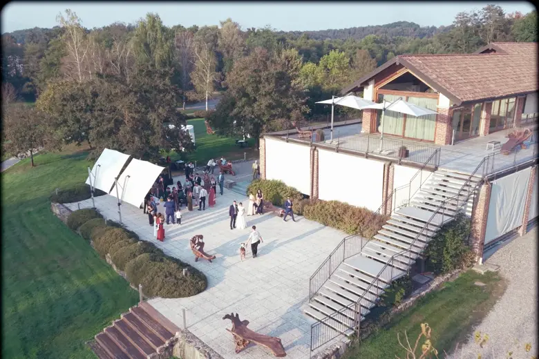 Sposi sulla terrazza di una villa in collina ripresi dal drone
