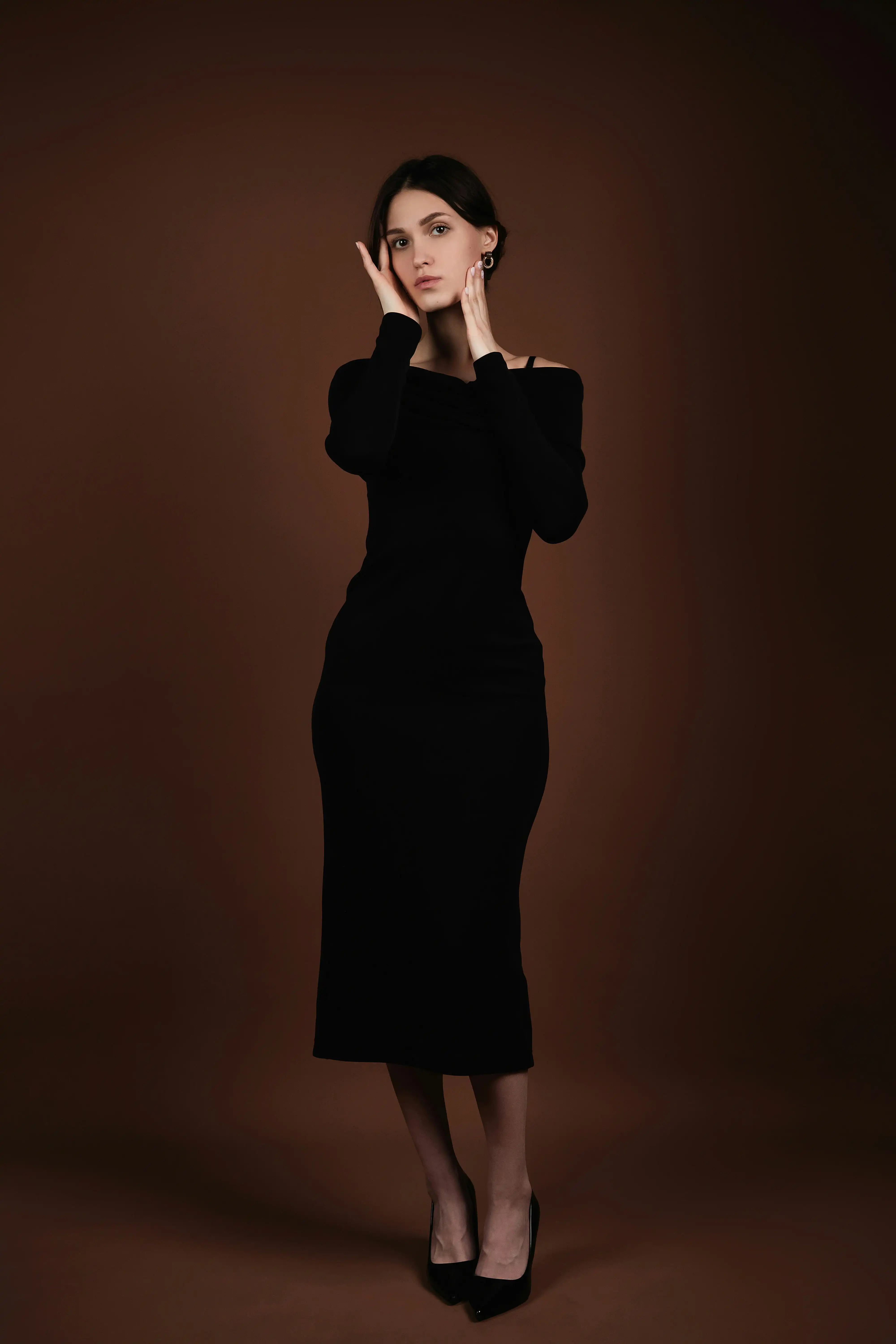 Cover Page professional waitress in black suit and tie, adjusting collar with intense gaze, black and white portrait on blurred background.