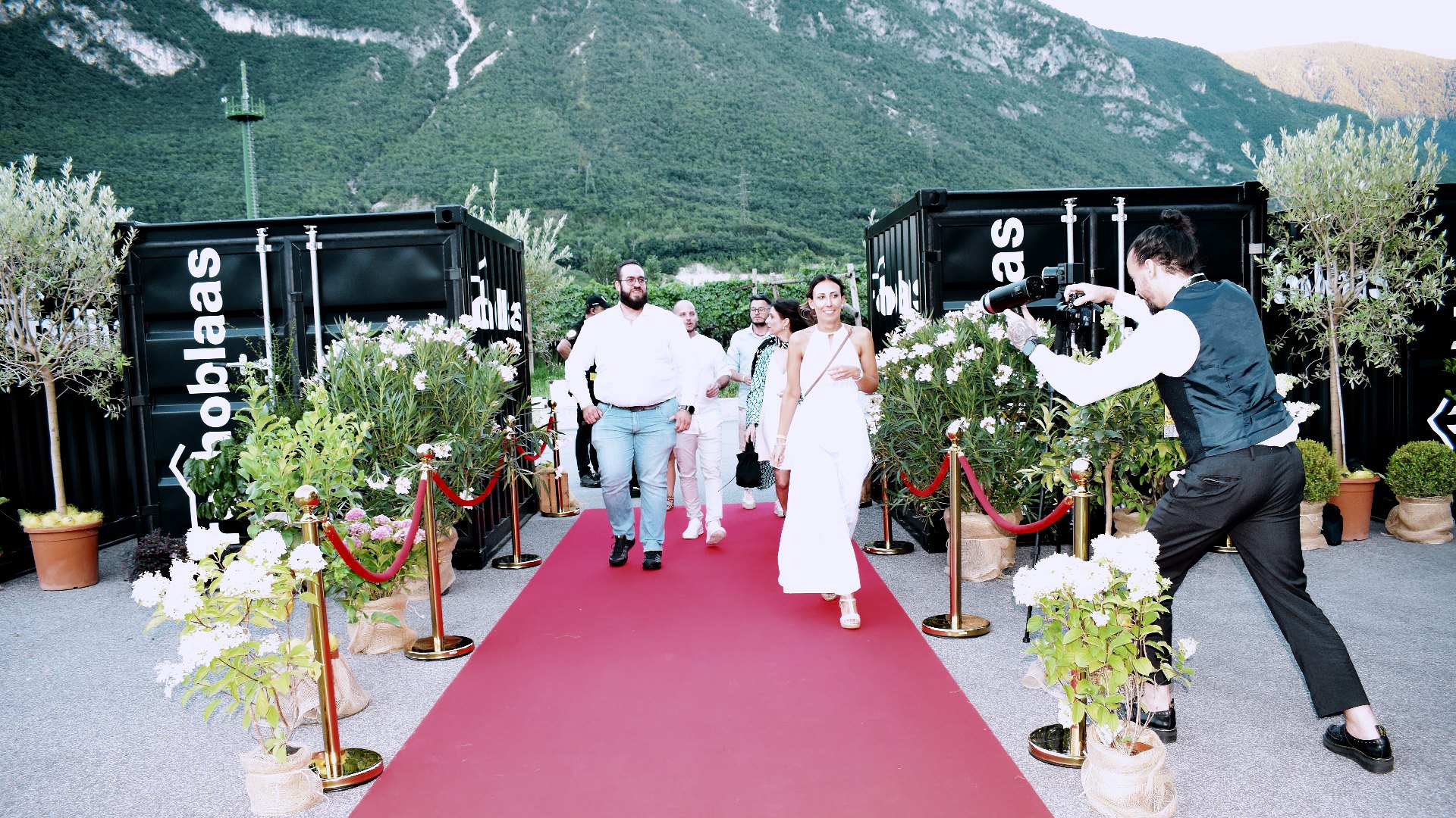 Red carpet completo con paparazzo che fotografa gli ospiti in arrivo a un evento aziendale