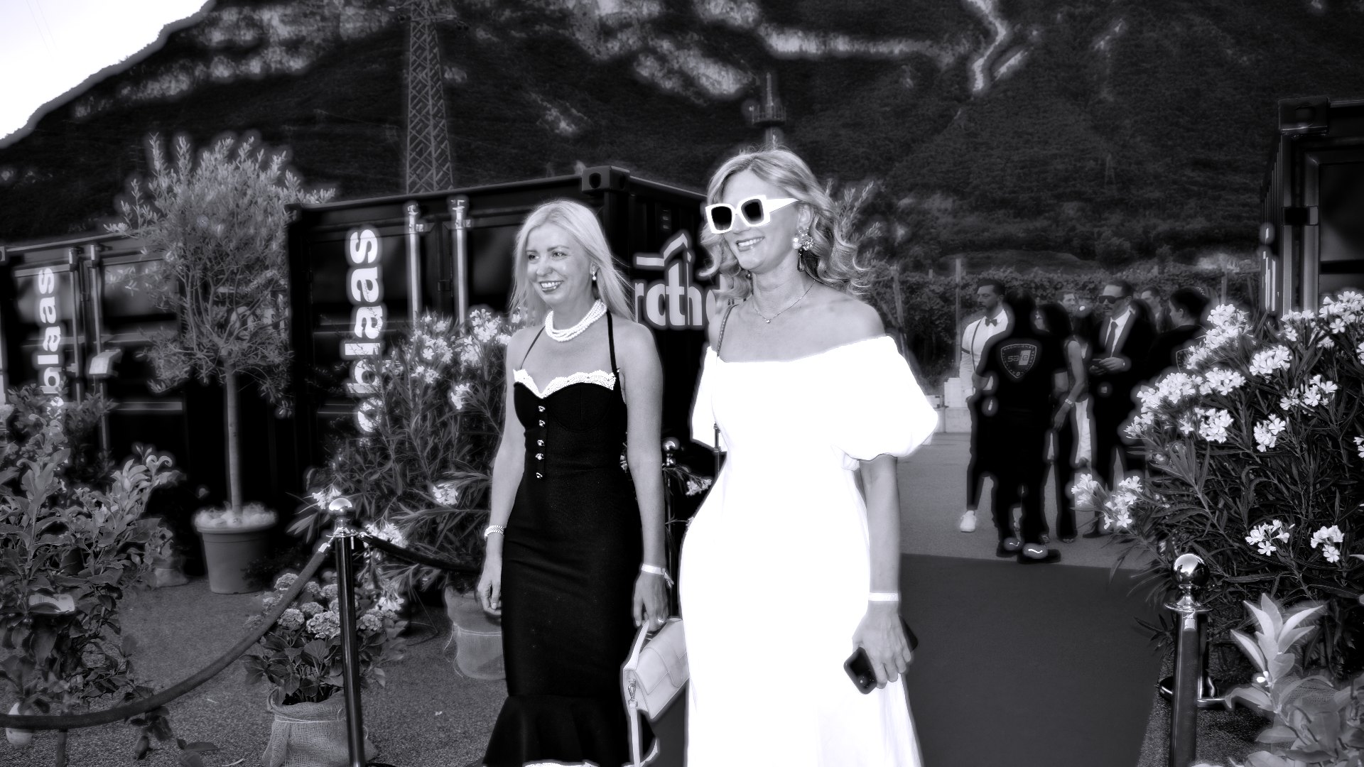 Ospiti sorridenti sul red carpet in bianco e nero, stile La Dolce Vita, evento aziendale in Nord Italia