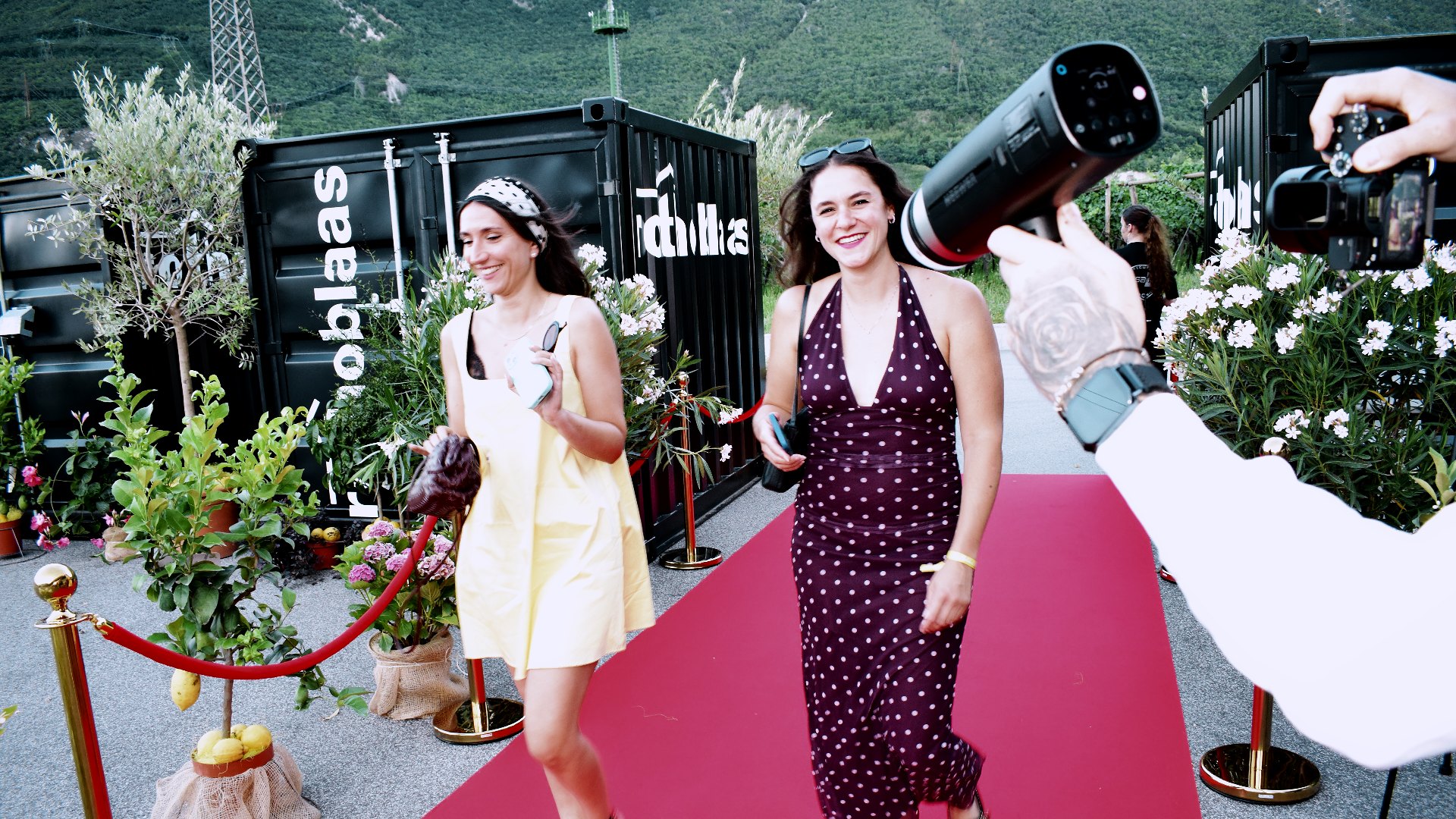 Finti paparazzi con flash accolgono i dipendenti sul red carpet di un evento aziendale a Milano e in Nord Italia nel 2026