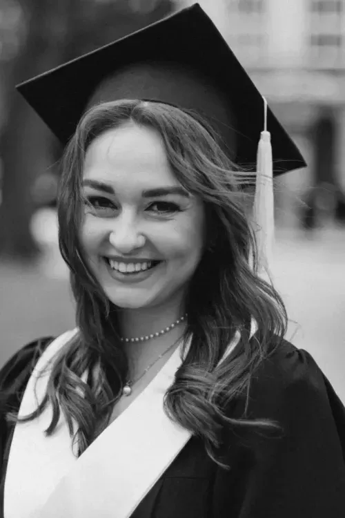 neolaureata con corona d'alloro durante il giorno della laurea a Milano