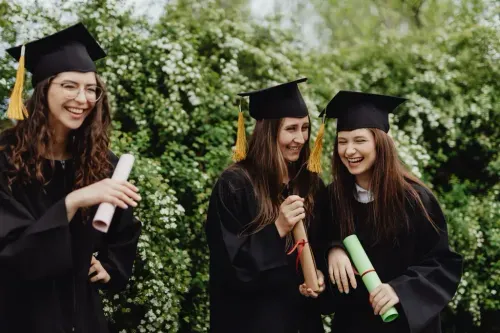 ragazze neolaureate foto del giorno della laurea Pavia e Lombardia