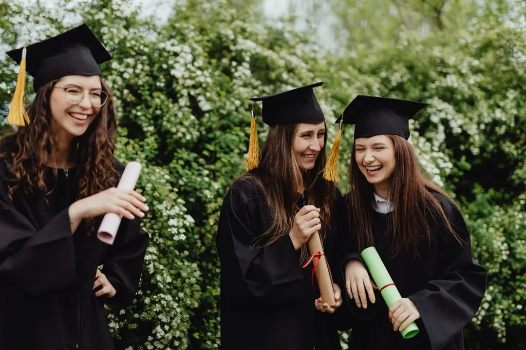 ragazze neolaureate foto del giorno della laurea Pavia e Lombardia