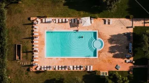 fotografia hotel spa piscina olimpionica ripresa dall'alto con drone
