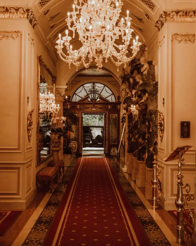 hotel lobby di lusso stile imperiale classico a Milano