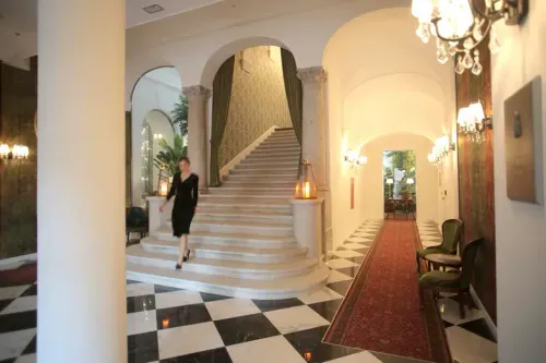 Lobby hotel cinque stelle sul lago di Como
