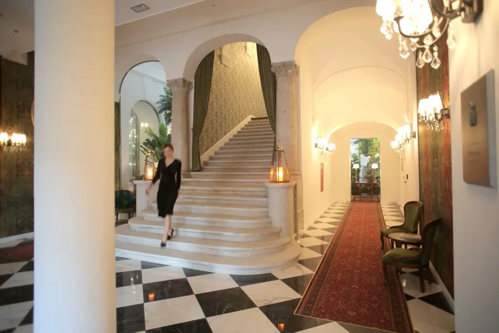 Lobby hotel cinque stelle sul lago di Como 