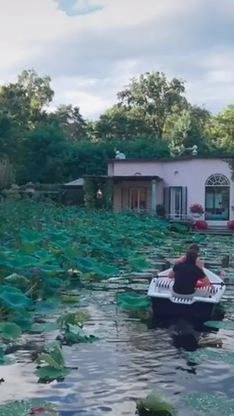 Cover Page Agency on Instagram: Un giro romantico in barca?