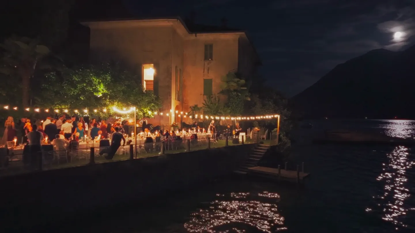 Riprese con drone di notte sul Lago di Como: cena di matrimonio in villa sul lago, Cover Page Agency