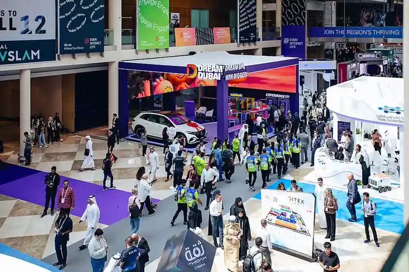 Visitatori e staff nella hall di GITEX Global al Dubai World Trade Centre