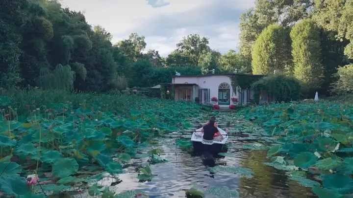 Cover Page Agency on Instagram: Un giro romantico in barca?