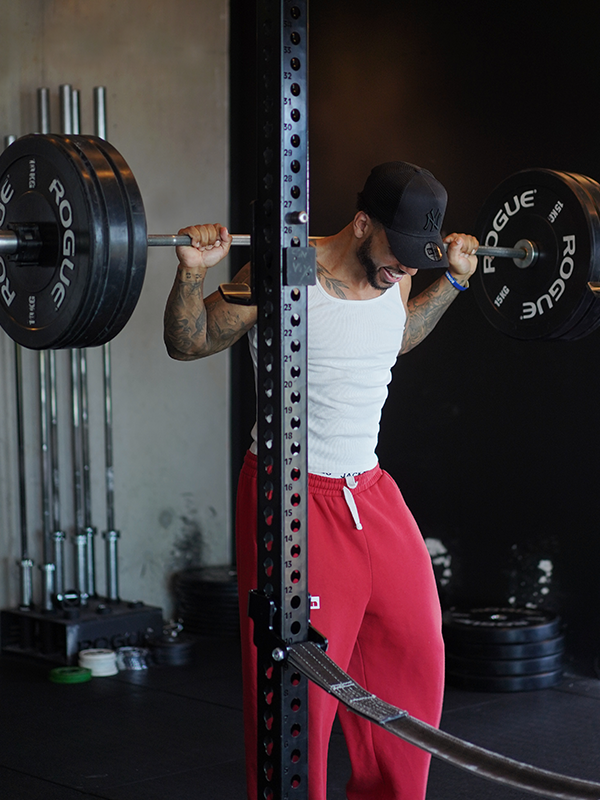 Man doing squats bij Convoy Gym