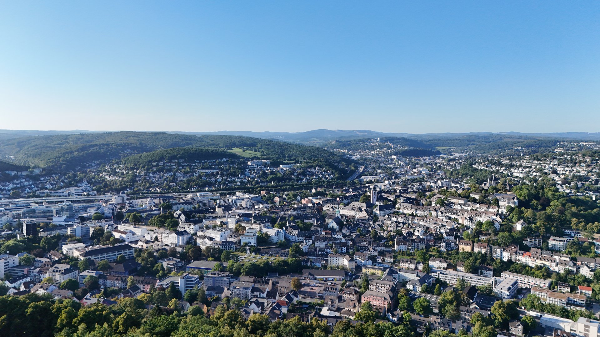 Luftaufnahme von Siegen mit Wohn- und Gewerbeimmobilien