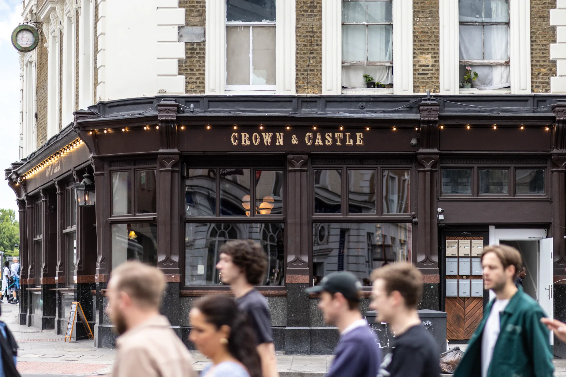 Crown & Castle is the perfect spot for great drinks in East London – and we’re now serving up incredible food too! Our beautiful bar on Kingsland Road is the ideal place to meet up with friends and family for cocktails, craft beers, and fine wines. And here’s the big news. We’ve teamed up with Chick ‘n’ Sours to bring their legendary fried chicken, stacked burgers and sides bursting with bold flavours, back to Dalston – now serving right here at Crown & Castle. Great drinks, iconic food, all under one roof.