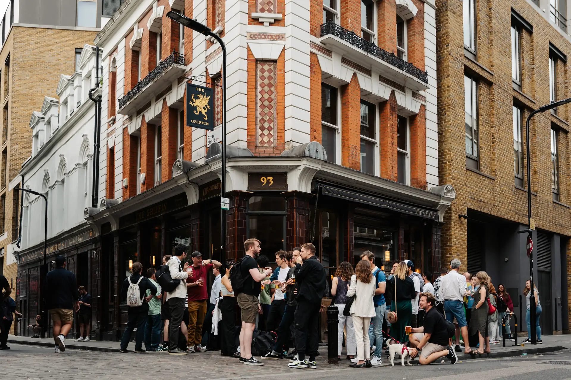 Step into The Griffin, a cosy craft beer oasis in Shoreditch's bustling Old Street area. Savour a diverse selection of top-notch craft beers and artisanal gin cocktails in a welcoming atmosphere, framed by dark-wood decor and a nostalgic vintage bar. Perfect for relaxed evenings and lively conversations, our pub embodies the spirit of London's dynamic urban culture. The Griffin is not just a pub, but a memorable experience in the heart of one of the city's most vibrant neighbourhoods!