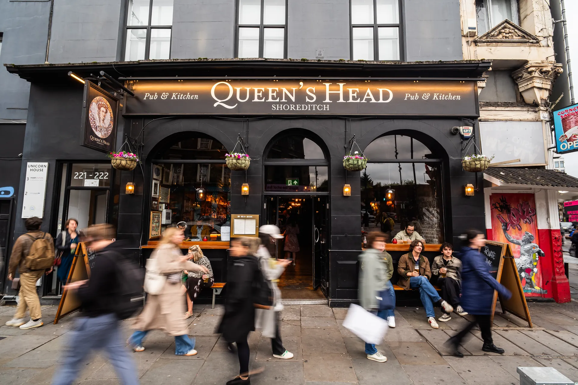 Queen's Head Shoreditch is the ideal place for after-work drinks, outrageous burgers & classic cocktails in East London. Our gorgeous bar is the perfect spot to meet up with friends & family for drinks, a bite, or both on Shoreditch High Street.