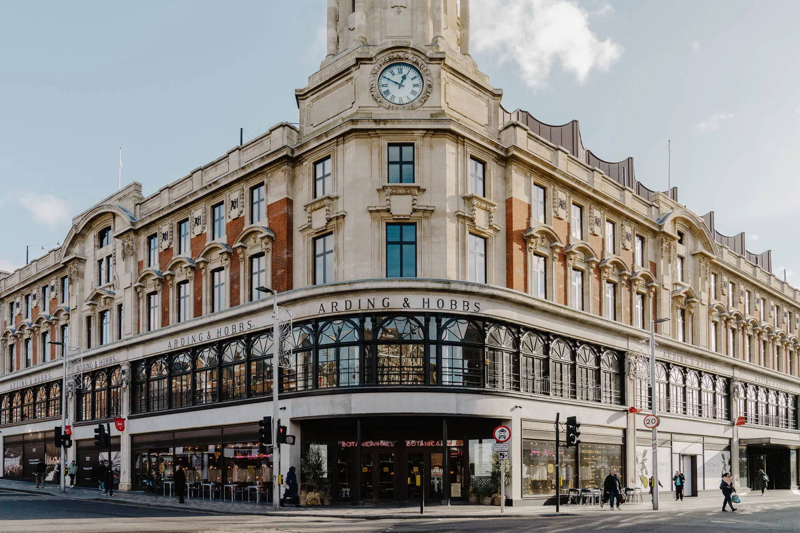 From leisurely morning coffees to lively late-night cocktails, Botanica Hall is designed to suit every occasion. Featuring gin tastings, wine, and engaging cocktail masterclasses, it’s the ideal setting for dinners, celebrations, and chic gatherings.