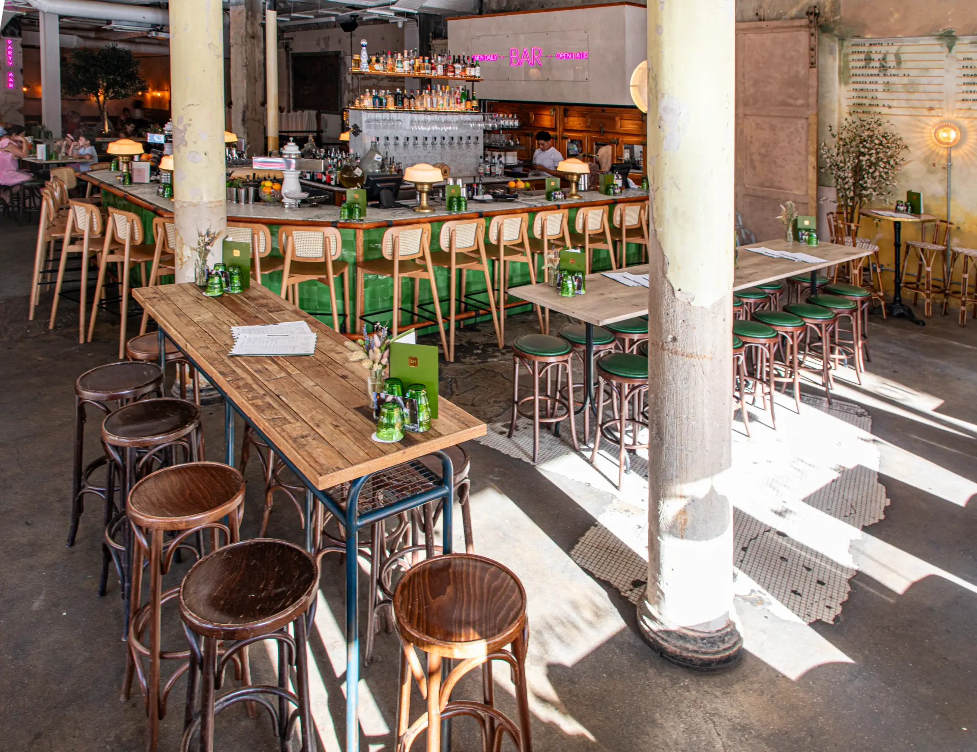 From leisurely morning coffees to lively late-night cocktails, Botanica Hall is designed to suit every occasion. Featuring gin tastings, wine, and engaging cocktail masterclasses, it’s the ideal setting for dinners, celebrations, and chic gatherings.