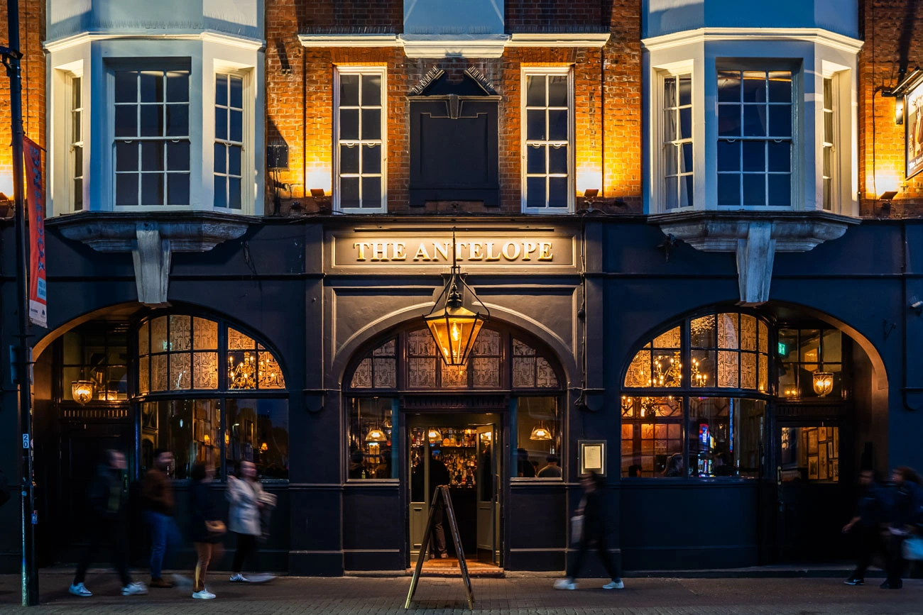 Founded in the 1800s by Barclays, a company once known for their beer-brewing and nowadays as global financiers, the building at 76 Mitcham Road has been a mainstay for Tootingites for generations. Talk to the locals and they will regale you with tales of times past, of local characters and of life on the Broadway. Our ethos is a simple one, to maintain this community cornerstone as hospitably as we can and allow local history to continue in as rich a vein as possible.