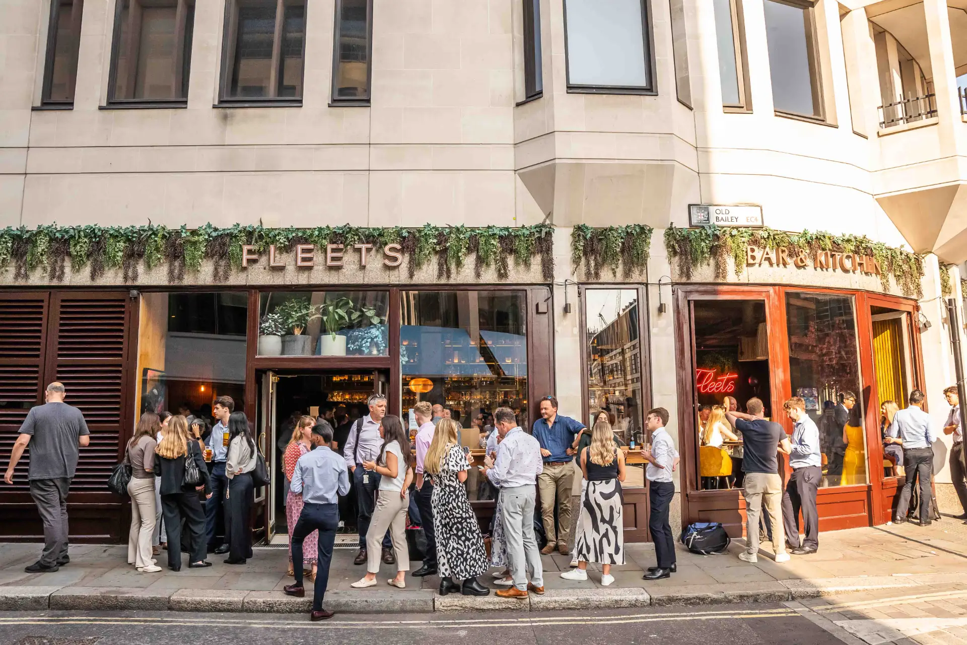 Right in the heart of the City, Fleets is the go-to for post-meeting pints and relaxed team socials. Close to St Paul’s but away from the rush, it’s a smart choice to relax. Inside, you’ll find inviting spaces, rich textures, and a menu packed with crowd-pleasers. Perfect for long lunches, quick pints, or lingering evenings.