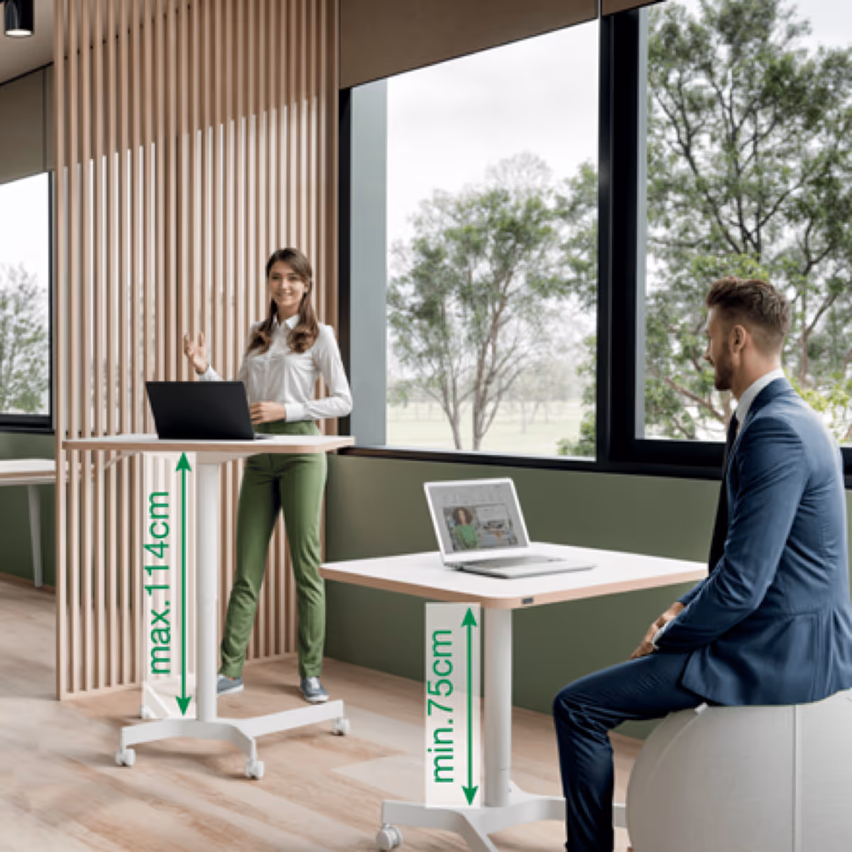 Vrouw staat aan verstelbare bureau met laptop, man zit op balstoel bij lager bureau met laptop.