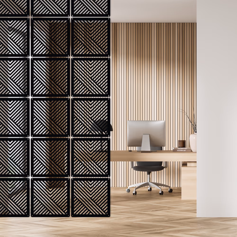 Moderne kantoorruimte met houten lamellenmuur, bureaustoel, computer en zwart geometrisch scherm.