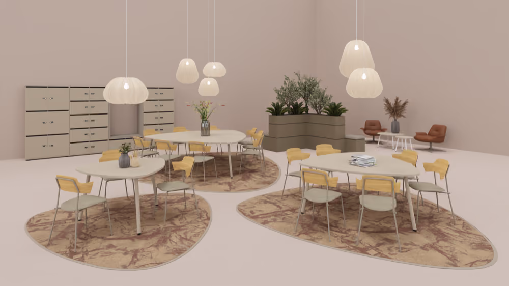 Moderne kantoorruimte met drie ovale tafels, gele stoelen, hanglampen en planten in het midden.