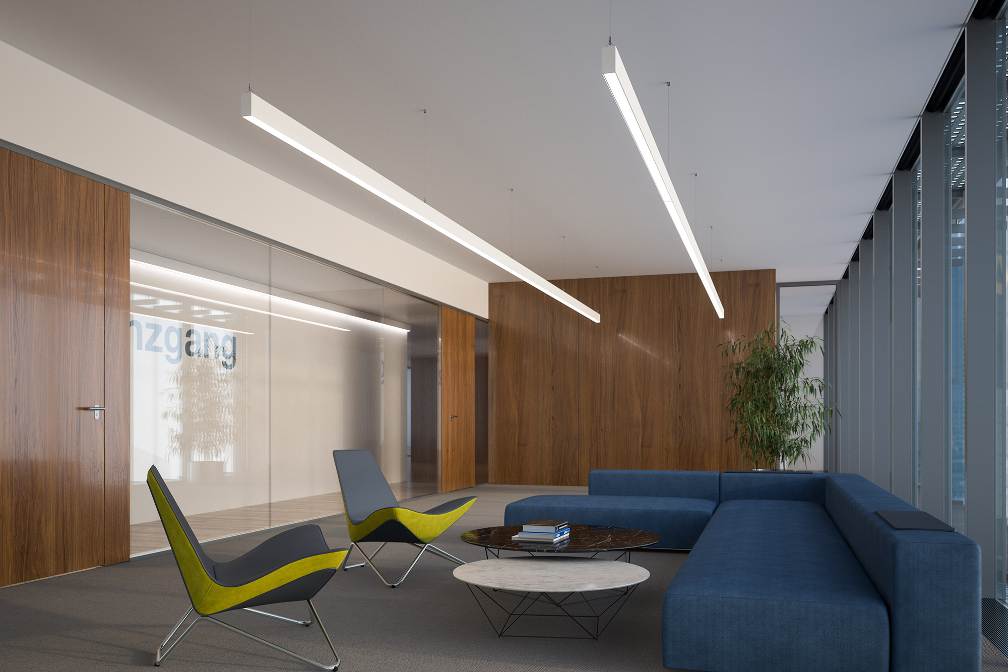 Moderne lounge met een blauwe hoekbank, twee stijlvolle grijze en groene stoelen, twee ronde salontafels, houten wandpanelen, grote glazen ramen met verticale lamellen en hangende lineaire verlichting.