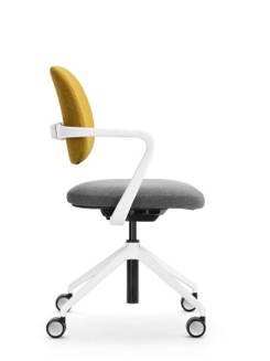 Moderne bureaustoel met mosterdgele rugleuning, grijze zitting en wit frame op wieltjes.