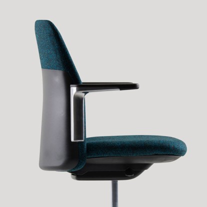 Zijaanzicht van een ergonomische bureaustoel met donkergroen-blauw stoffen zitting en rugleuning, zwarte kunststof rugsteun en armleuning tegen een neutrale achtergrond.