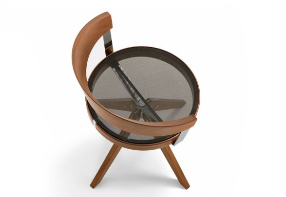 Moderne houten stoel met gebogen rugleuning en zwarte mesh zitting, gezien van bovenaf tegen een witte achtergrond.