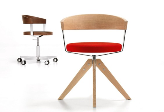 Twee moderne stoelen met houten rugleuningen en rode zittingen: een met houten driepoot onderstel en een metalen draadframe, de andere met een verchroomd metalen onderstel en zwenkwieltjes.