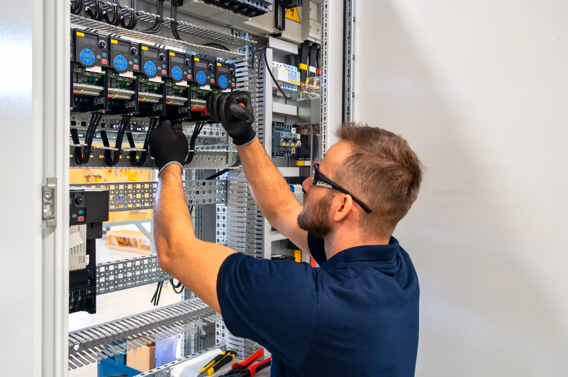 Man arbeitet an Elektrotechnik