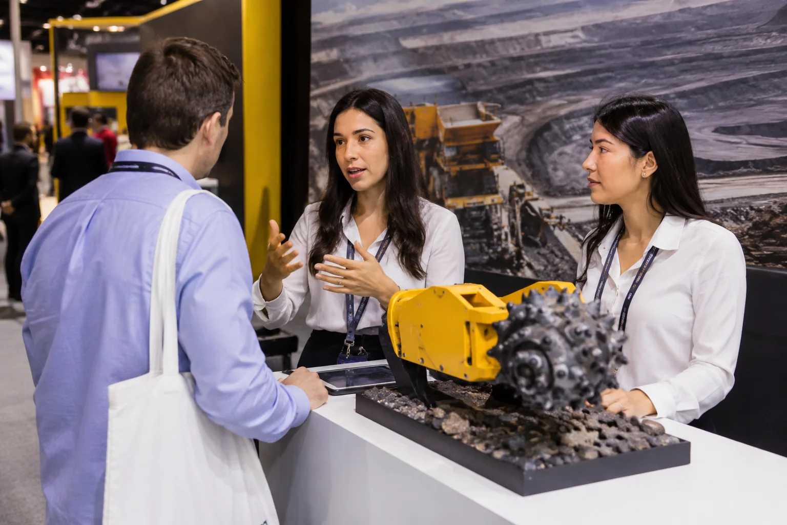 Intérprete de negócios facilitando a comunicação entre representantes brasileiros e visitantes internacionais em uma exposição empresarial no Brasil.