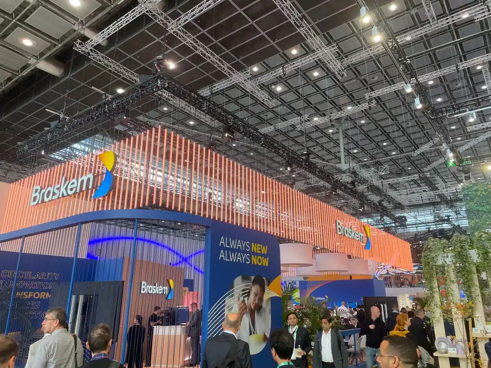 Estande da Braskem na K-Messe 2025 em Düsseldorf, com sua identidade visual, área de exposição e visitantes.