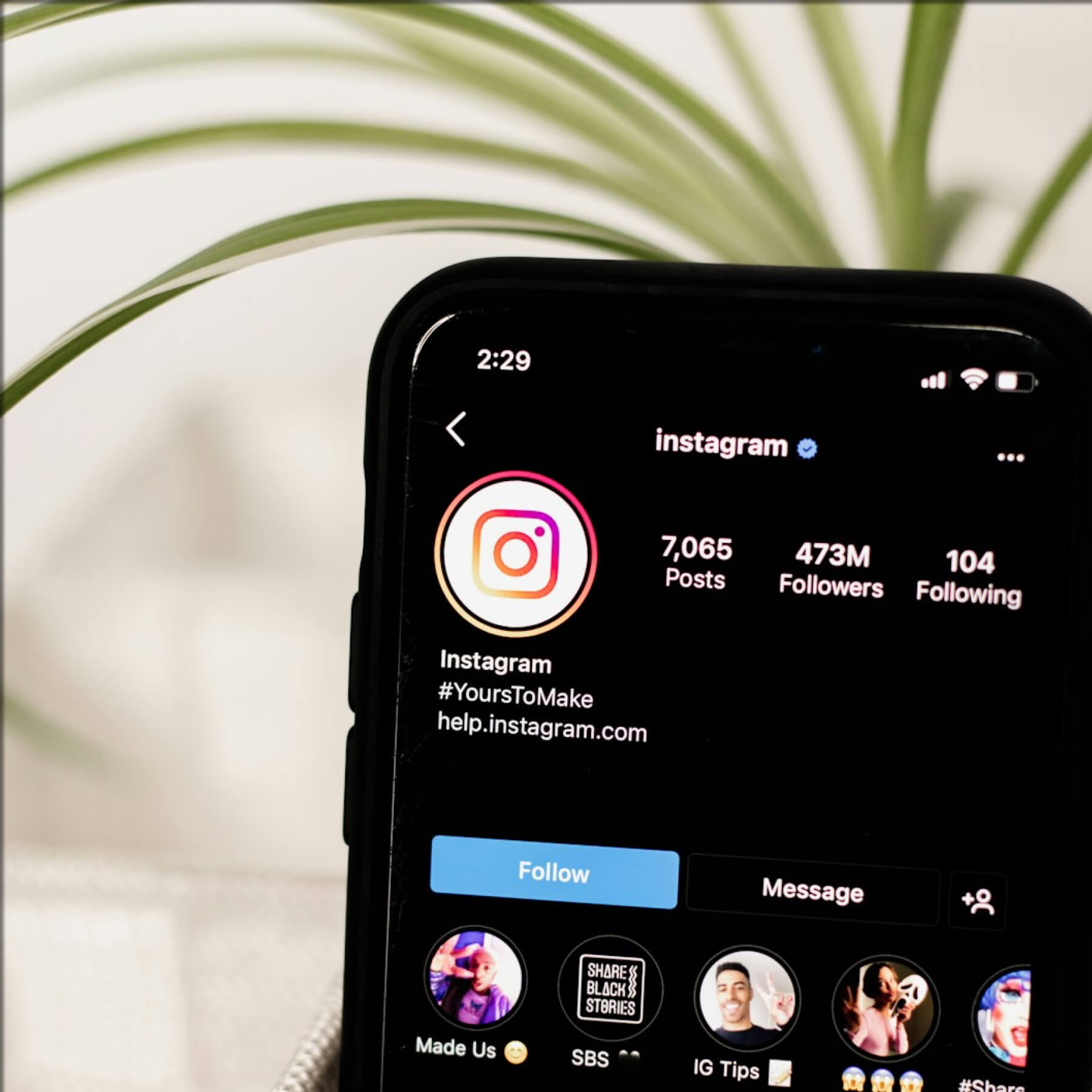 Perfil de Instagram en smartphone con interfaz de redes sociales