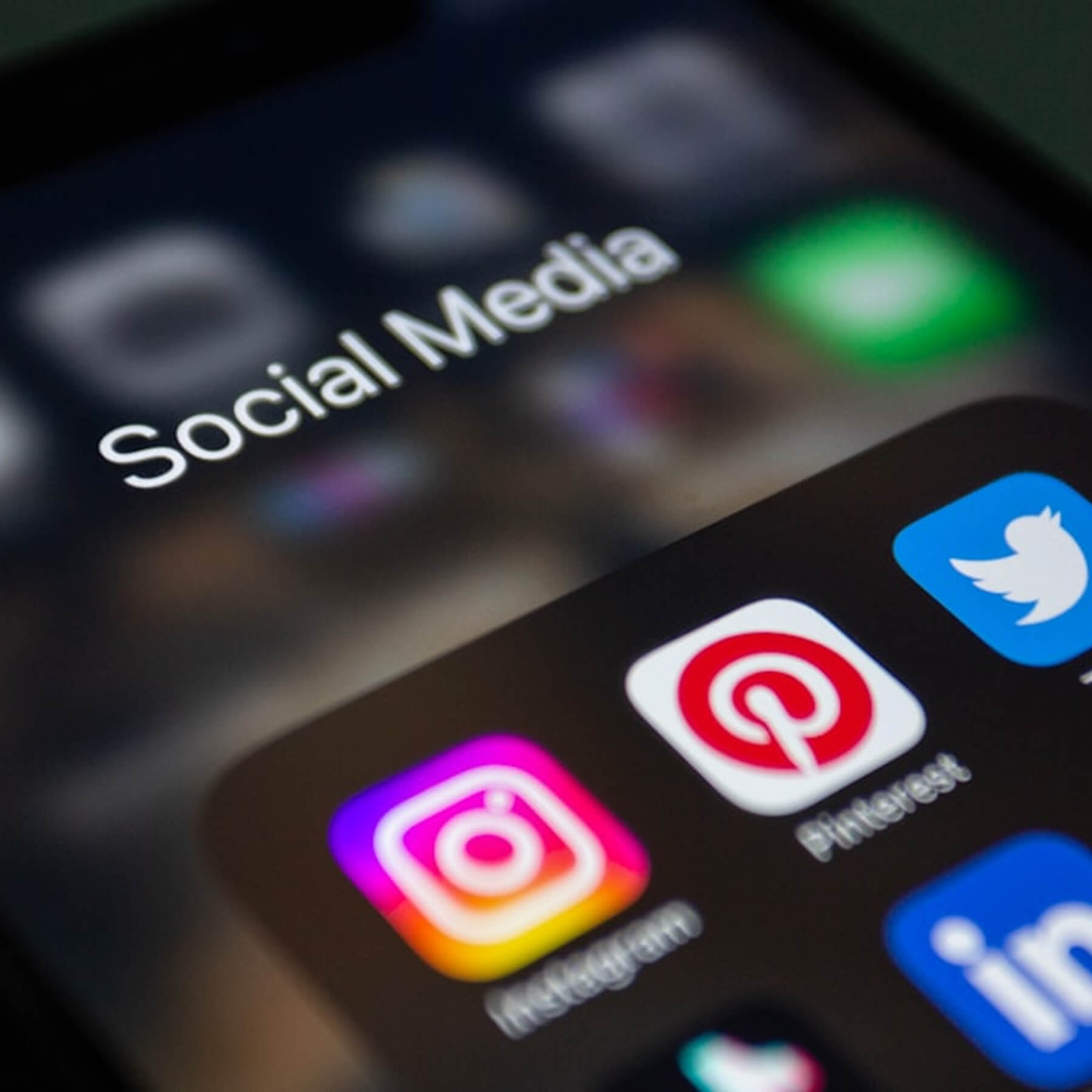 Iconos de redes sociales como Instagram y Pinterest en pantalla móvil
