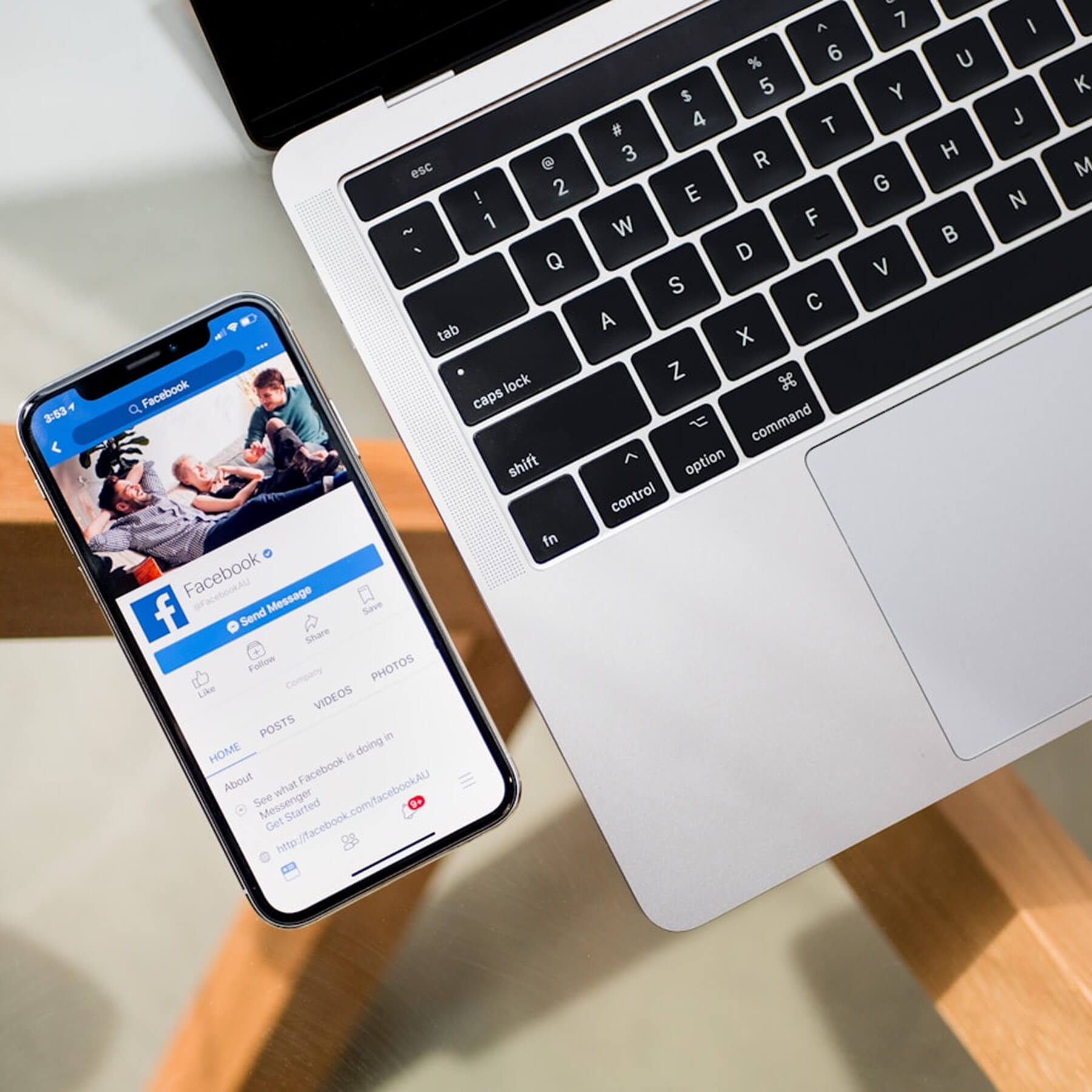 Portátil y móvil mostrando interfaz digital y uso de aplicaciones online