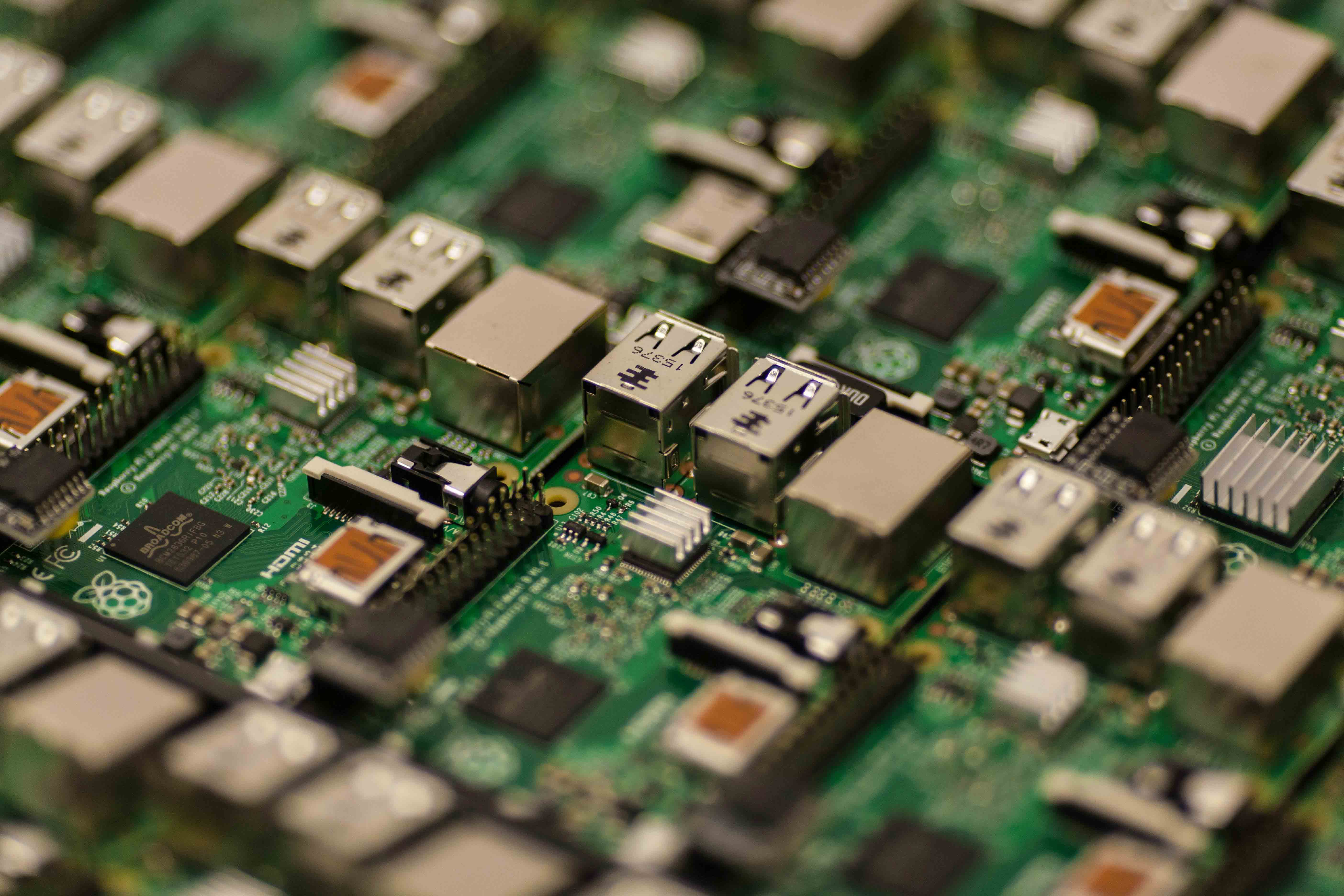 Meerdere Raspberry Pi-computers op printplaten, gebruikt voor IoT- en embedded toepassingen