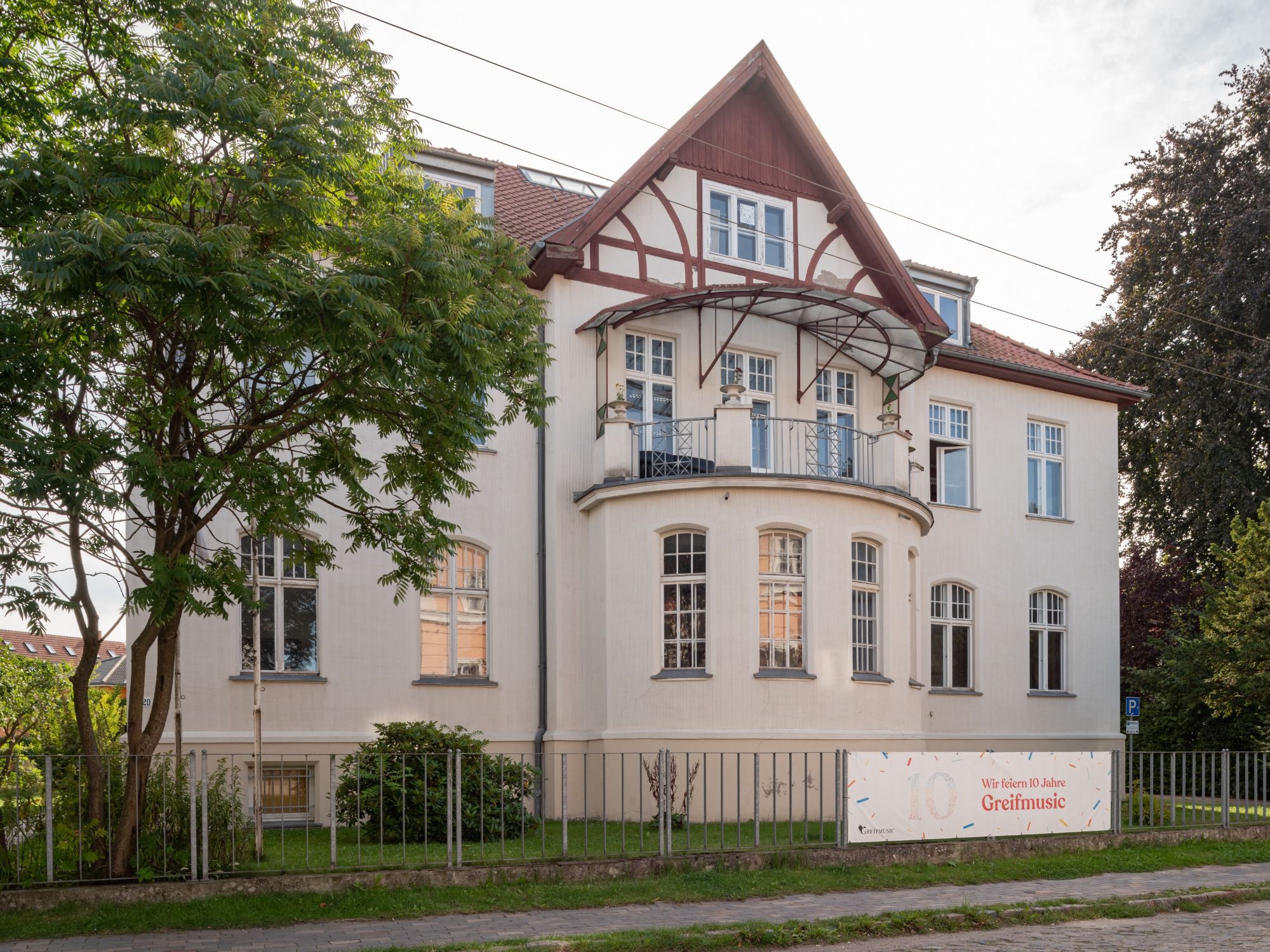 Außenansicht der Kulturvilla Greifswald mit Balkon und Fachwerkgiebel
