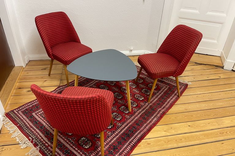 Zwei Sessel mit kleinem Tisch für Gespräche
