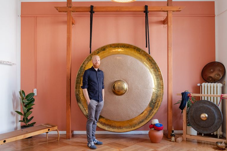 Klangraum mit Gong und Sitzmöglichkeiten