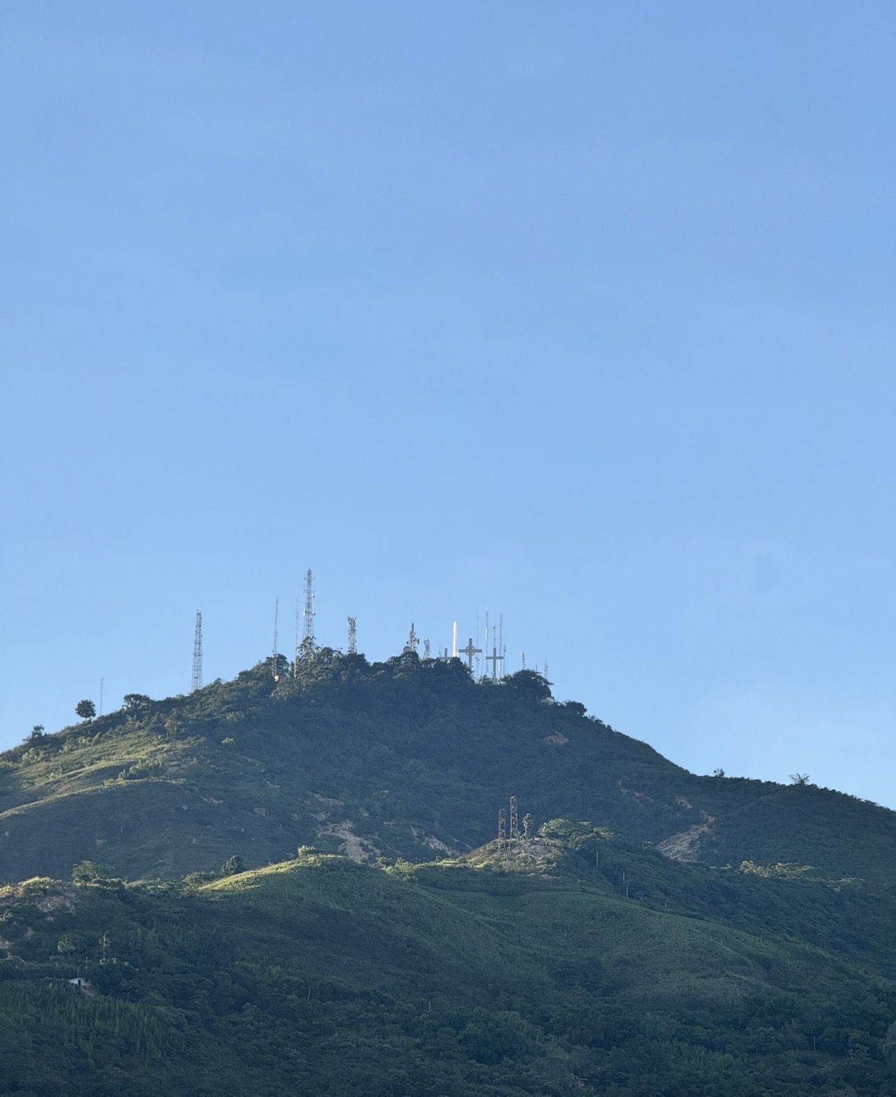Fotografía del Cerro de las Tres cruces en Cali, Valle del Cauca, Colombia.
