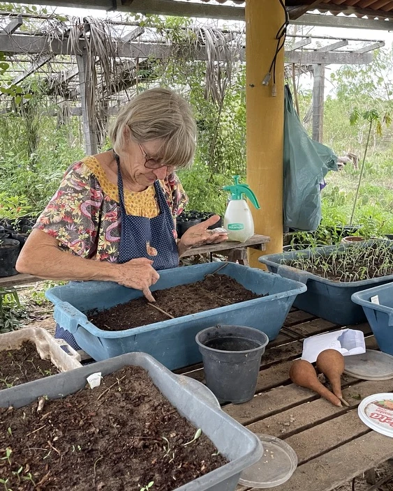 Marsha cuidando das mudas em Jardins Marizá