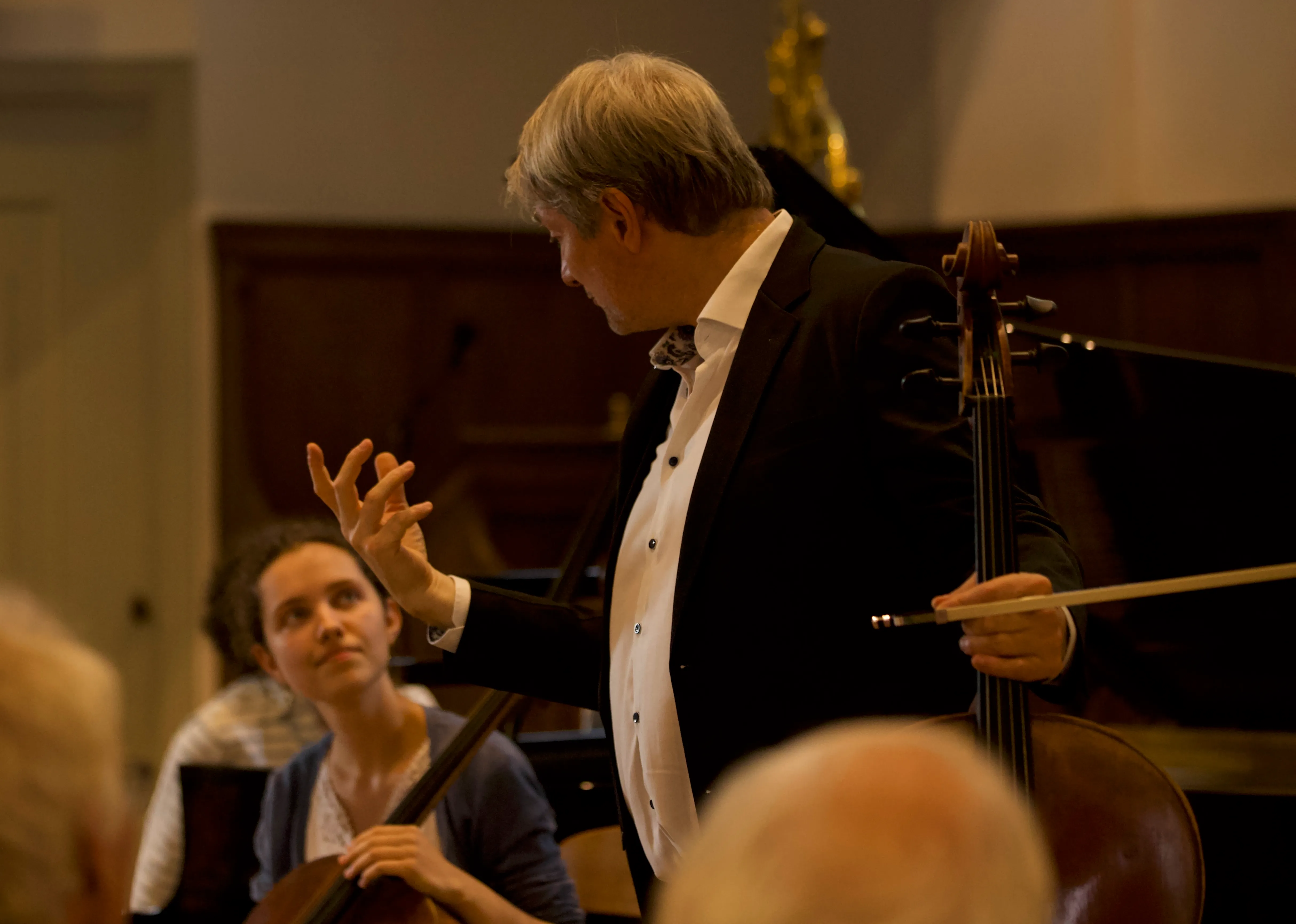 Jérôme Pernoo teaching a cello masterclass while a student listens