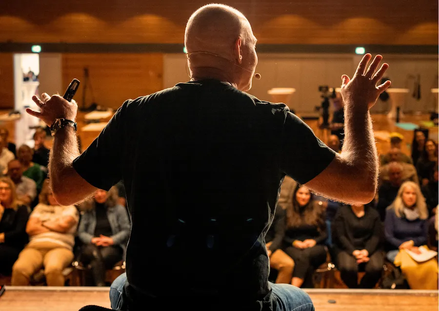 Vortrag auf der Bühne vor Publikum beim Live-Event