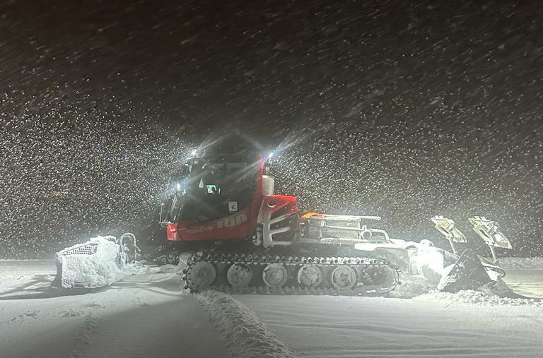 Loipenmaschine nachts quer